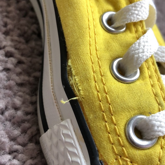 Converse Chuck Taylor All Star Low Sneaker in Yellow, size 6 - Picture 4 of 5